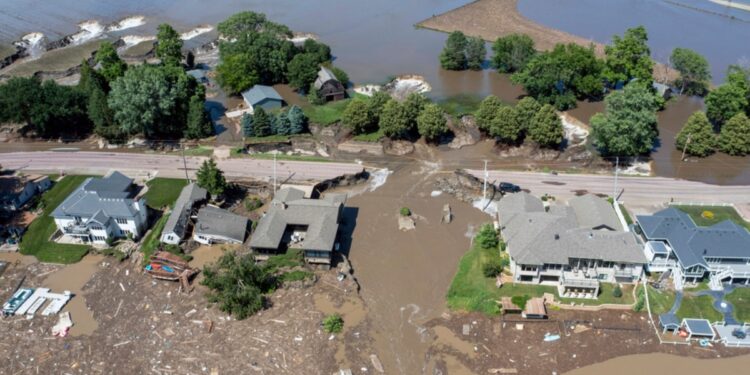 El centro norte de EEUU podría recibir más lluvia tras crecidas letales que rodean una represa