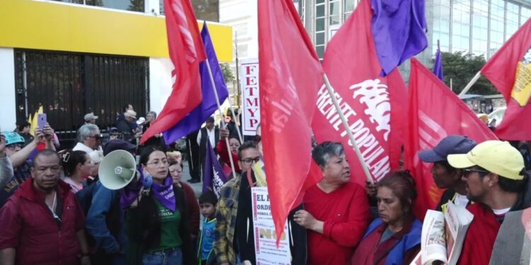 Gobierno ecuatoriano enfrenta protesta por posible eliminación de subsidio a combustibles