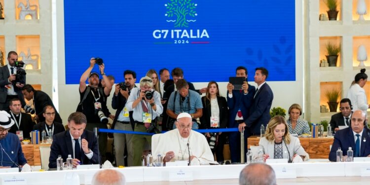 Francisco se convierte en primer papa en asistir a cumbre del G7