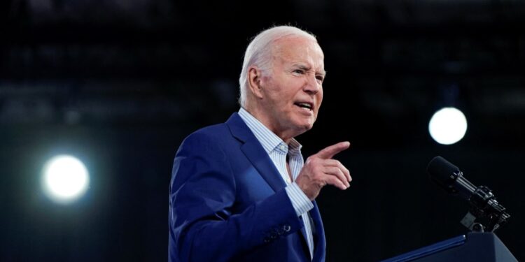 Biden reconoce su edad e insiste en que derrotará a Trump después de un duro debate