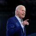 Biden reconoce su edad e insiste en que derrotará a Trump después de un duro debate