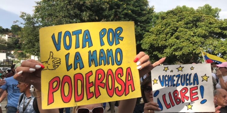 Inhabilitan a 10 alcaldes opositores que respaldan candidatura de Edmundo González