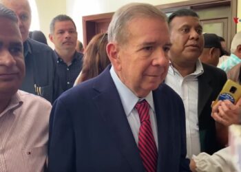 Edmundo González, candidato presidencial de Venezuela, rechaza inhabilitaciones de alcaldes