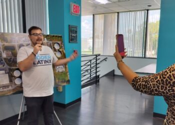 Joven venezolano encuentra refugio en el trabajo comunitario en EEUU tras persecución