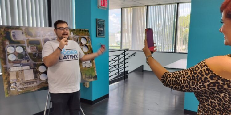 Joven venezolano encuentra refugio en el trabajo comunitario en EEUU tras persecución