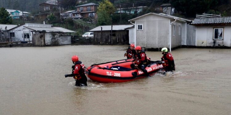 Chile: Las lluvias no dan tregua y un tornado arrasa con al menos 11 viviendas
