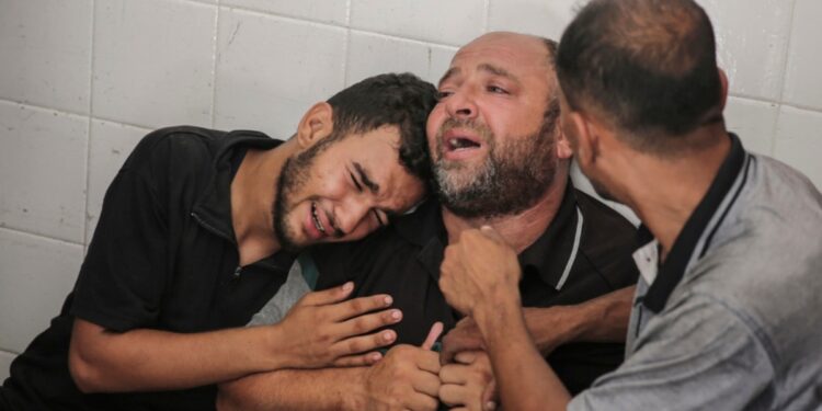 Israel ataca Gaza mientras aumentan las tensiones en la frontera con Líbano