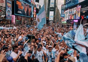 Miles de argentinos se juntaron en Times Square para alentar a la selección y saludar a Messi en su cumpleaños.