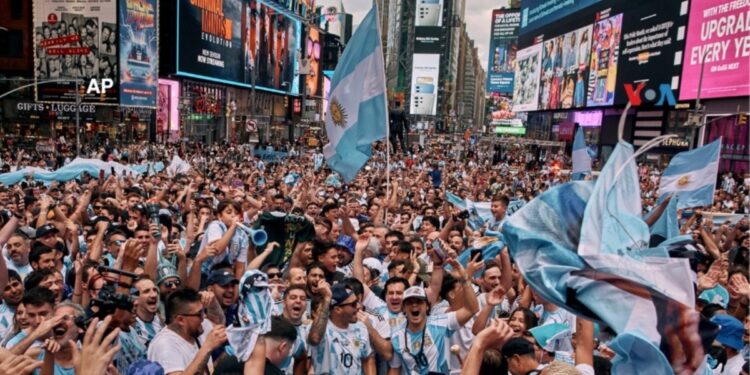 Miles de argentinos se juntaron en Times Square para alentar a la selección y saludar a Messi en su cumpleaños.