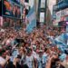 Miles de argentinos se juntaron en Times Square para alentar a la selección y saludar a Messi en su cumpleaños.