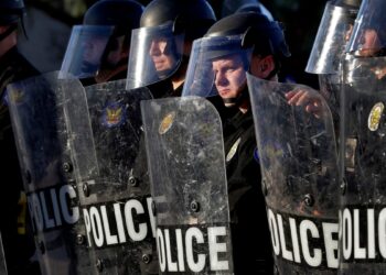 Departamento de Justicia: Policía de Phoenix viola derechos civiles y usa fuerza excesiva