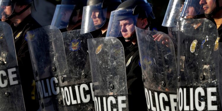 Departamento de Justicia: Policía de Phoenix viola derechos civiles y usa fuerza excesiva