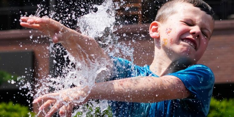 Prevén tiempo extremo en EEUU con calor en el suroeste, lluvia en el Golfo y nieve en las Rocosas