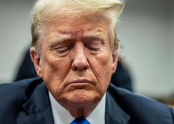 La defensa del ex presidente Trump intenta desestimar al fiscal en una de las causas de la que está acusado.