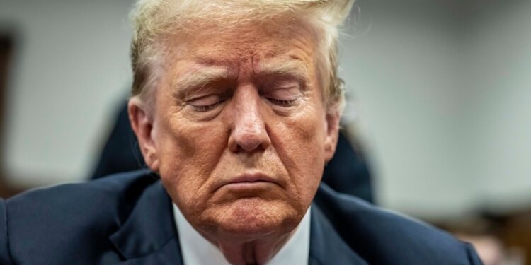 La defensa del ex presidente Trump intenta desestimar al fiscal en una de las causas de la que está acusado.