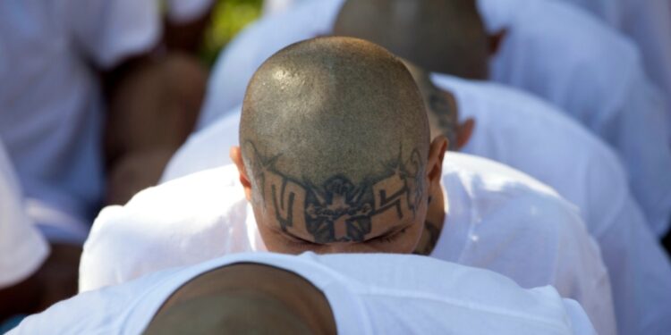 Sin una ley de cadena perpetua, El Salvador impone penas de 120 a 700 años de cárcel para pandilleros
