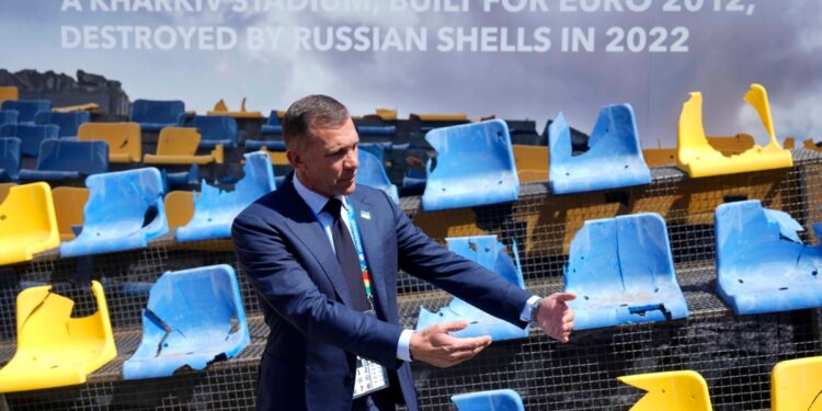 En Fotos | Ucrania muestra tribuna de estadio bombardeado en Eurocopa 2024 para recordar la guerra