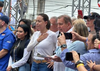 La líder opositora Ma Corina Machado invita a senadores españoles a presenciar las elecciones de julio en Venezuela