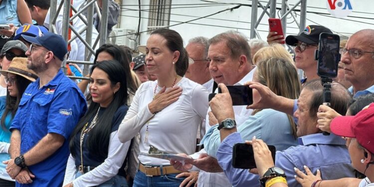 La líder opositora Ma Corina Machado invita a senadores españoles a presenciar las elecciones de julio en Venezuela