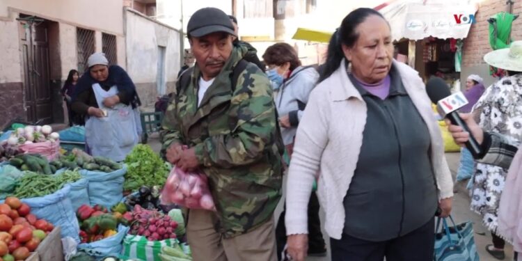 Bolivianos expresan su preocupación por el aumento de precios en la canasta básica