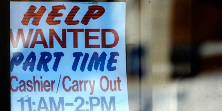 Las solicitudes semanales de subsidio de desempleo en EEUU tocan máximo de 10 meses