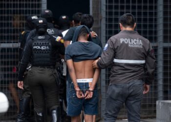 Prisión preventiva y otras medidas a 17 acusados de delincuencia organizada en Ecuador