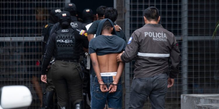 Prisión preventiva y otras medidas a 17 acusados de delincuencia organizada en Ecuador
