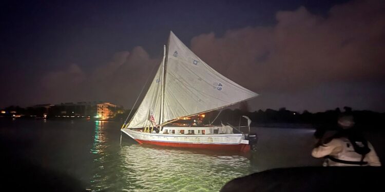 Más de un centenar de migrantes haitianos llegan en un velero a los Cayos de Florida