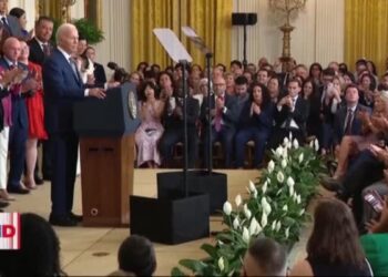 Familias celebran nueva medida migratoria de Biden