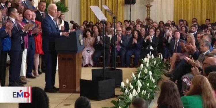 Familias celebran nueva medida migratoria de Biden