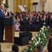 Familias celebran nueva medida migratoria de Biden
