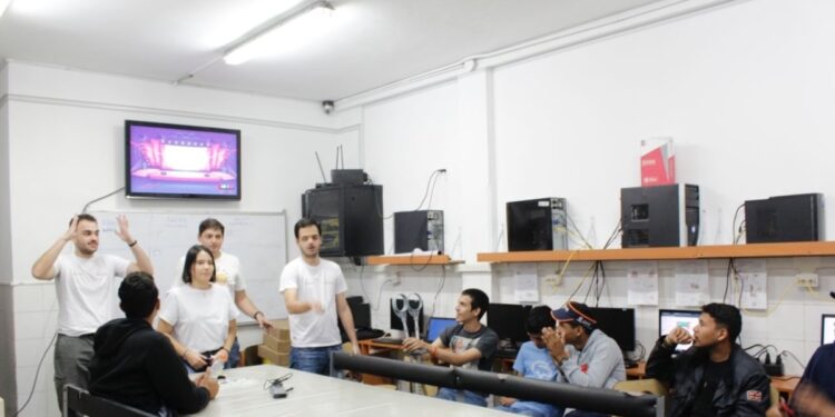 La iniciativa de tres jóvenes para llevar enseñanza a zonas de escasos recursos en Caracas