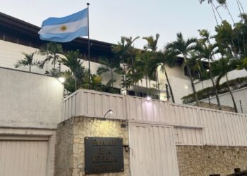 Oficialismo dice que opositores refugiados en la embajada de Argentina en Venezuela coordinan planes de violencia
