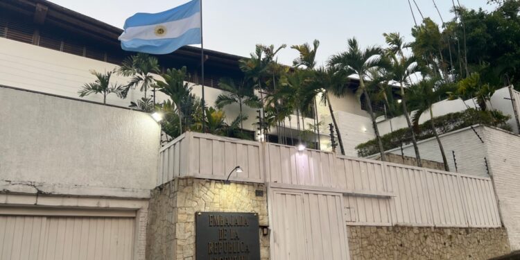 Oficialismo dice que opositores refugiados en la embajada de Argentina en Venezuela coordinan planes de violencia