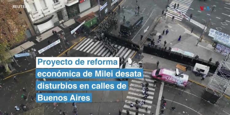 Proyecto de reforma económica de Milei desata disturbios en calles de Buenos Aires