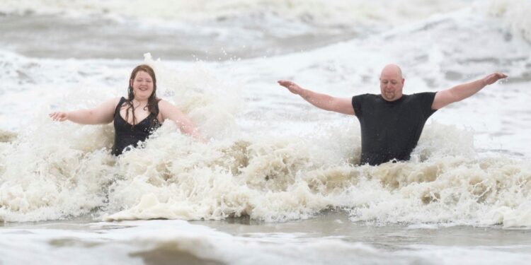 Texas emite declaración de desastre mientras tormenta tropical Alberto azota el estado