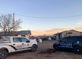 A pesar de las altas temperaturas y el intenso calor, los migrantes intentan cruzar la frontera sur de EEUU.