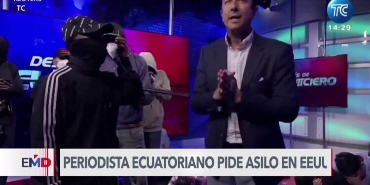 Traumatizado por asalto a estudio de TV, periodista ecuatoriano pide asilo en EEUU