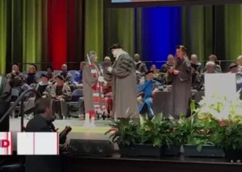 Estudiantes latinos en Chicago logran beca para estudiar en reconocida universidad estadounidense