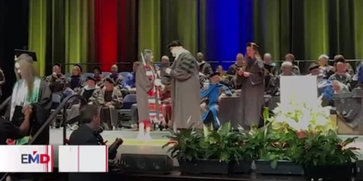 Estudiantes latinos en Chicago logran beca para estudiar en reconocida universidad estadounidense