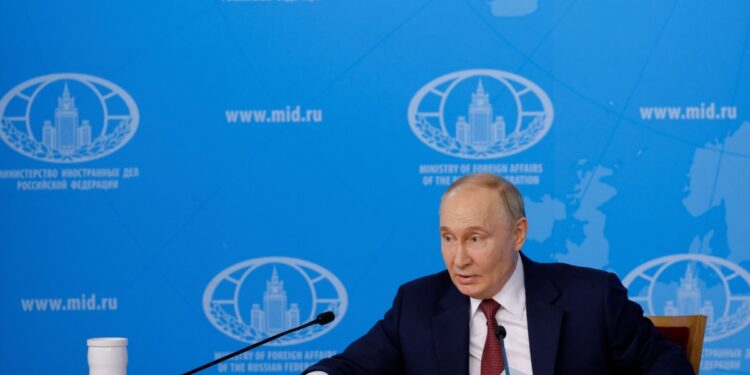 Afirmaciones falsas y engañosas de Putin sobre Ucrania enmascaradas en sus condiciones de paz