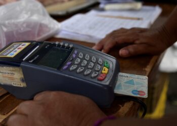 Transacciones con tarjetas internacionales suman dólares al mercado cambiario de Venezuela