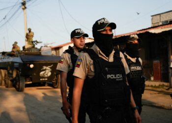 Ecuador decide suspender operaciones de aeropuerto de Guayaquil luego de disparos a avioneta