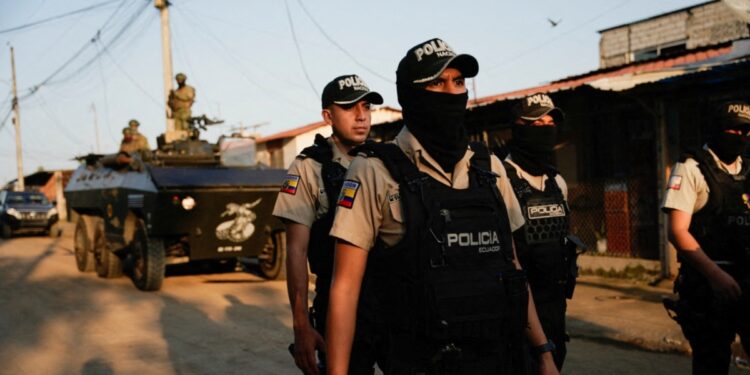 Ecuador decide suspender operaciones de aeropuerto de Guayaquil luego de disparos a avioneta