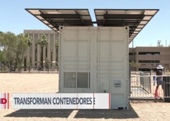 Contenedores que dividían la frontera con México ahora son refugios para el calor extremo en Arizona