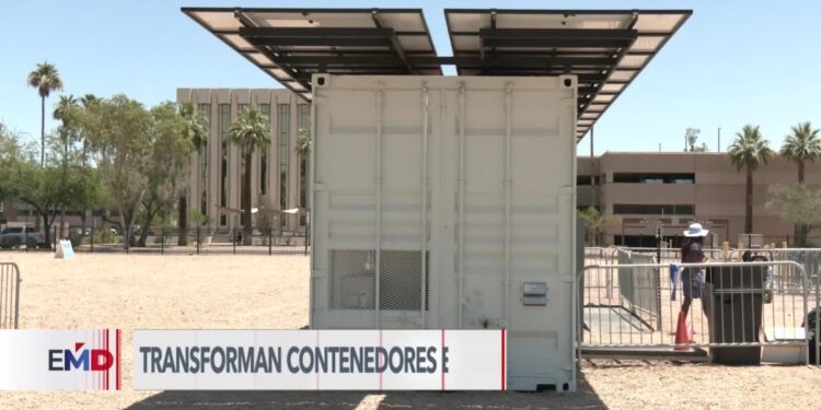 Contenedores que dividían la frontera con México ahora son refugios para el calor extremo en Arizona