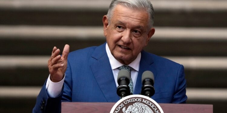 López Obrador admite el desplazamiento de miles de personas por violencia en el sur del país