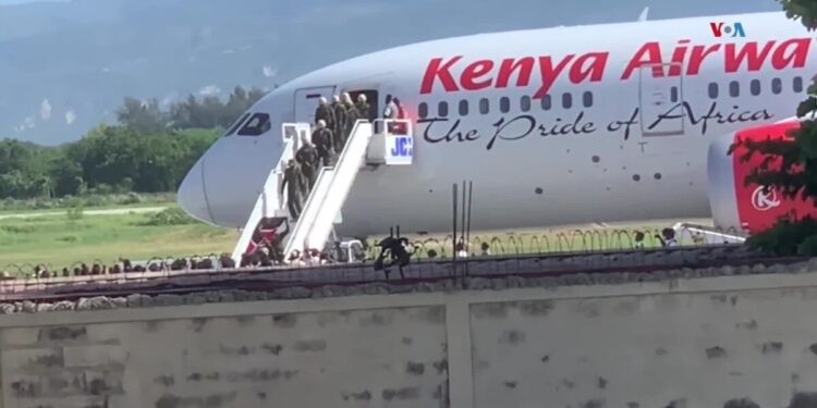 Llega a Haití primer contingente de policías kenianos apoyado por la ONU para combatir violencia