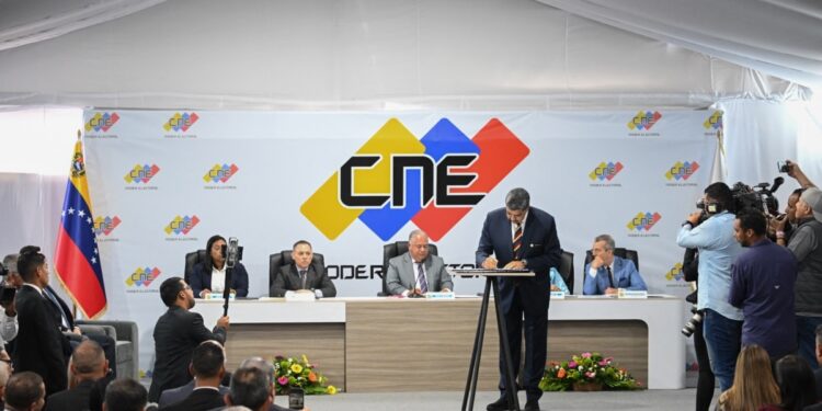 Maduro acusa a dos candidatos opositores de pretender cantar fraude en las elecciones presidenciales