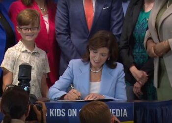 Nueva York aprueba proyecto de ley para limitar feeds “adictivos” para los niños en redes sociales